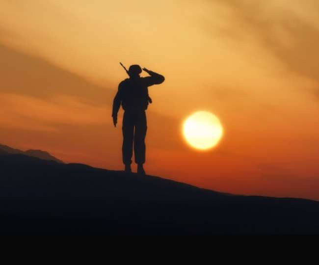 उगते सूरज को सलाम करता हुआ सैनिक