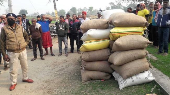 बभंडीह गांव में पिकअप से 67 बोरा चावल जब्त