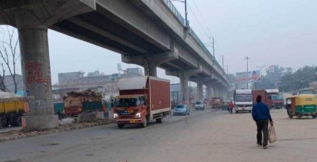 दिल्ली में वीकेंड क‌र्फ्यू का असर: कम रहे वाहन, बार्डर पर भी कम ही रही चेकिग