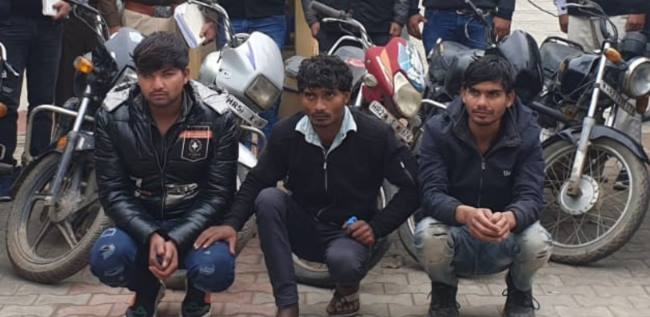 वाहन चोरी करने वाले गिरोह का पर्दाफाश, तीन गिरफ्तार