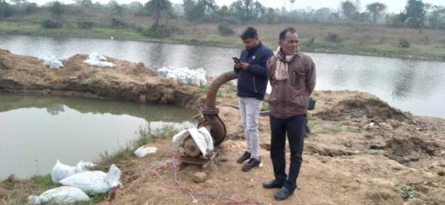 खुदिया नदी में चानकनुमा कुएं की खोदाई, जांच को पहुंचे अधिकारी