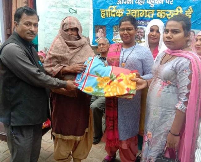 महंत आरती किन्नर ने जरूरतमंदों को कंबल सूट बांटे