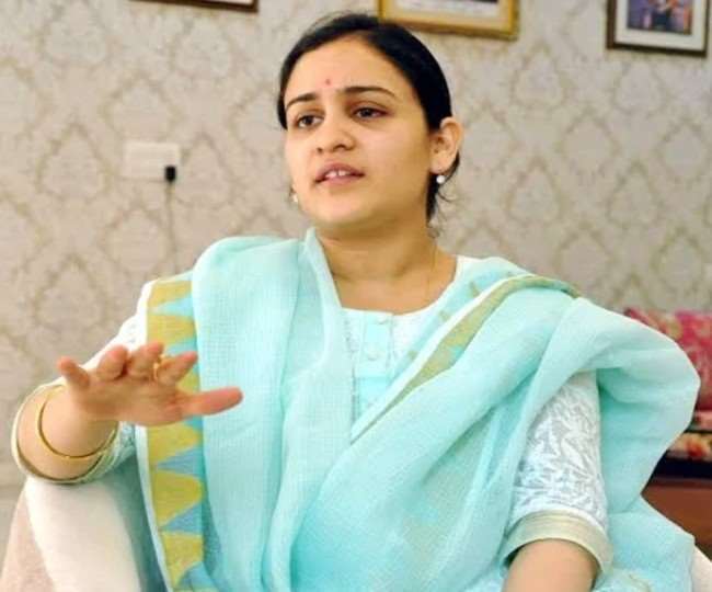UP Assembly Elections 2022 : Mulayam Singh Yadav daughter in law Aparna Yadav may join BJP