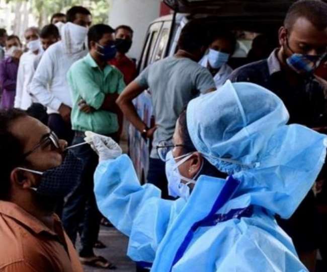 दिल्‍ली में ओमिक्रोन के कम्‍यूनिटी ट्रांसमिशन यानी सामुदायिक संक्रमण के संकेत मिले हैं।