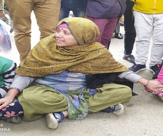 बुलंदशहर में ससुरालियों के खिलाफ धरने पर बैठी महिला