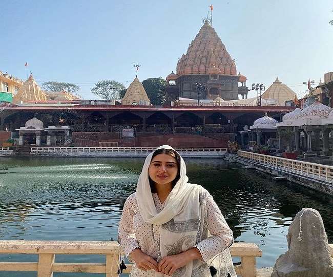 Sara Ali Khan at Mahakaleshwar temple: सारा अली खान महाकाल मंदिर परिसर में बैठकर फोटो खींचा रही हैंl