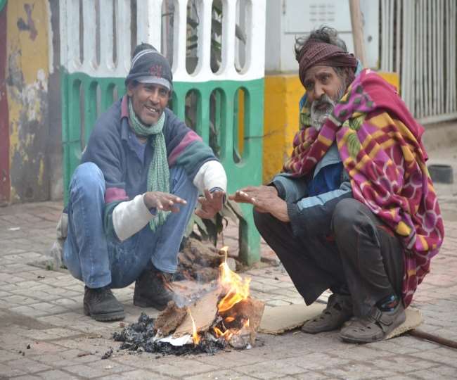 Weather in Agra Today:: शनिवार सुबह आगरा में सड़क किनारे अलाव जलाकर बैठे लोग।