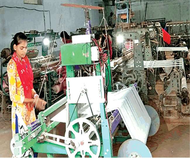 सोलर चरखे से इतने ही समय में एक किलो सूत की बुनाई कर पाती हैं। फाइल फोटो