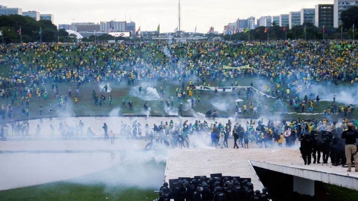 https://www.jagranimages.com/images/newimg/15012023/15_01_2023-brazil_protest_23297264.jpg
