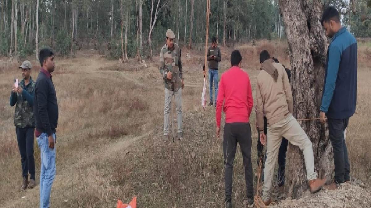 jharkhand garhwa another trick to catch the man eating leopard now the meat of the goat is being hanged on the tree