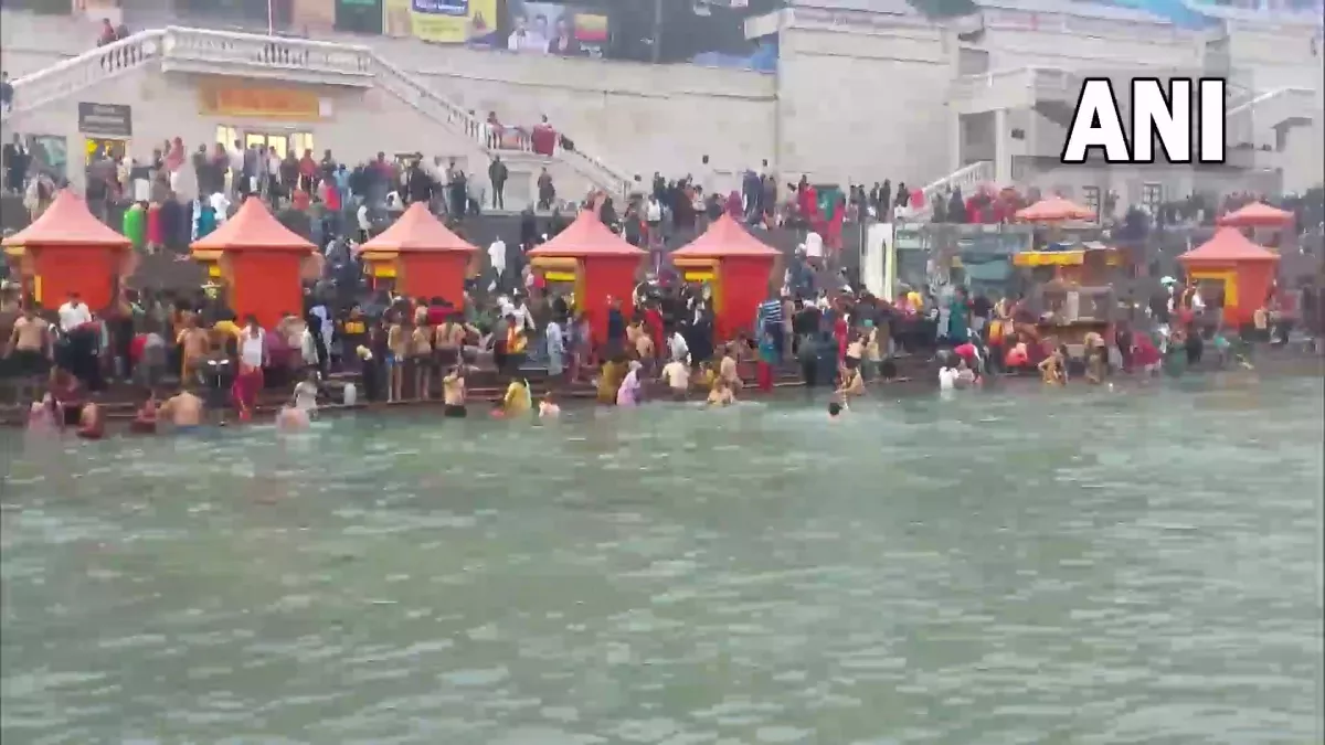 मकर संक्रांति के अवसर पर श्रद्धालुओं ने लगाई आस्था की डुबकी