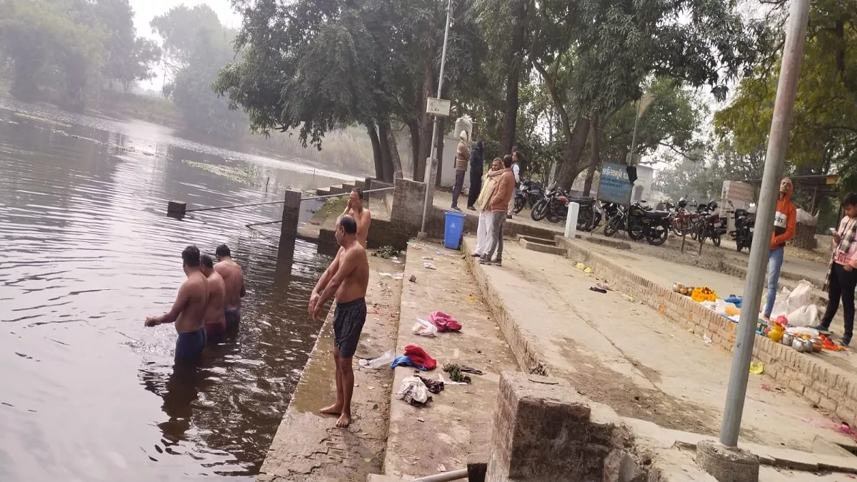 मकरसंक्रांति के दिन घाट पर स्नान करते श्रद्धालु। जागरण