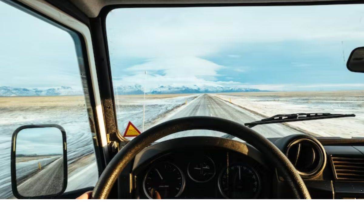 https://www.jagranimages.com/images/newimg/15012023/15_01_2023-winter_driving_23295545.jpg
