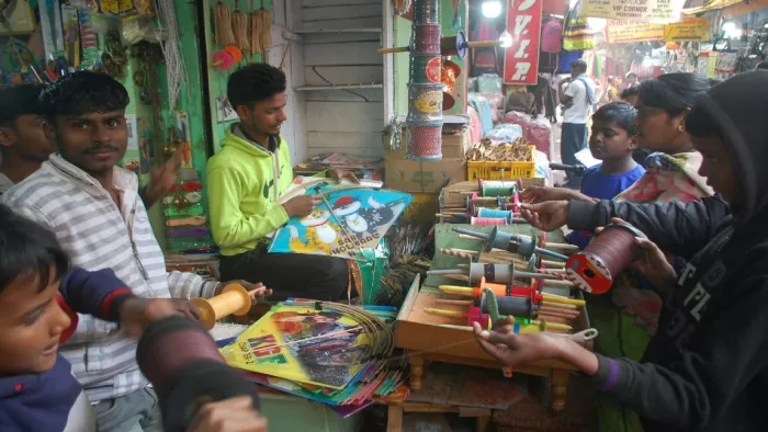 पतंगबाजी को लेकर झरिया के बाजार में पतंग खरीदते लोग।