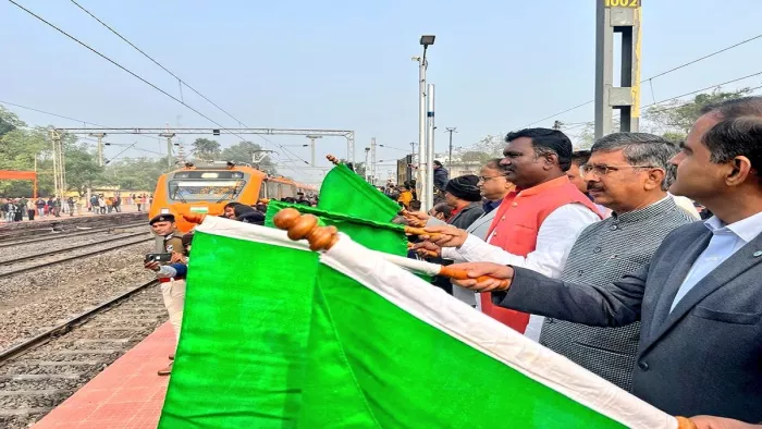 पाकुड़ स्टेशन से ट्रेन को हरी झंडी दिखाकर रवाना करते नेता-मंत्री