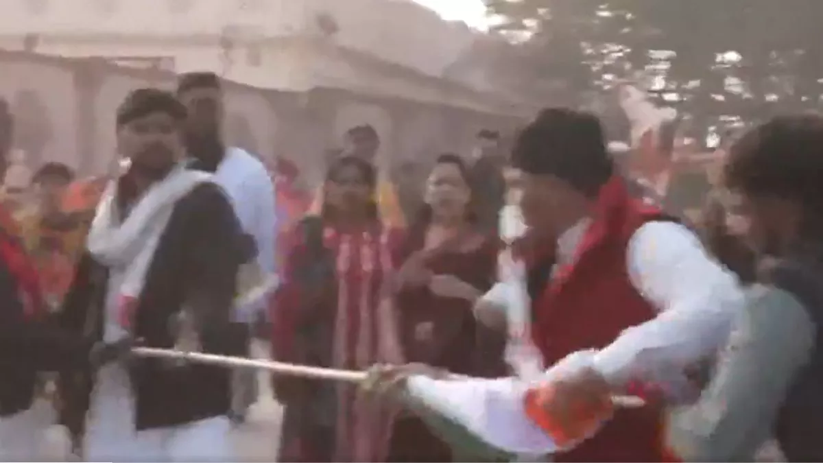 राम मंदिर में झंडा लेकर घुसने पर हुआ विवाद