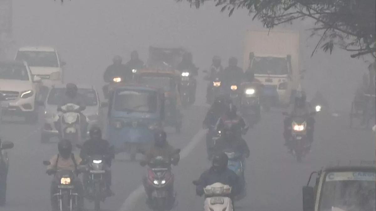 Delhi NCR Weather Today: दिल्ली-एनसीआर के लोगों पर ठंड और प्रदूषण का डबल अटैक, 5 डिग्री तक लुढ़का पारा