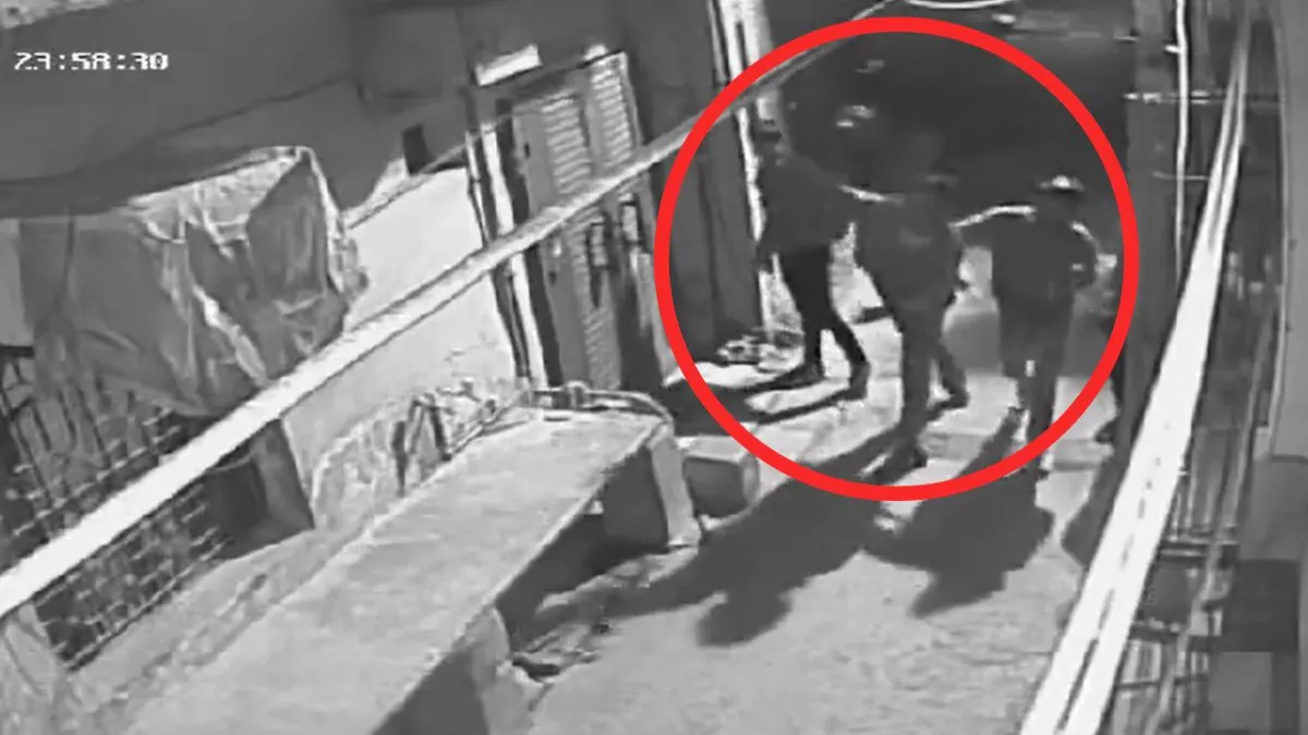 Delhi Crime: द्वारका में चार बदमाशों ने घर के दरवाजे और खिड़की पर की फायरिंग, ईंट-पत्थर फेंके; VIDEO वायरल