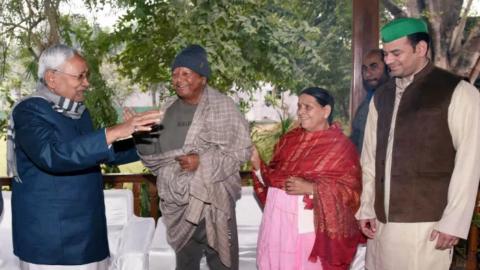 लालू ने परिवार के साथ लिया दही-चूड़ा का मजा, नीतीश भी हुए शामिल
