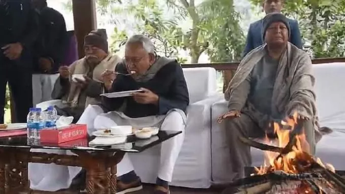 Photos : मकर संक्रांति पर Nitish Kumar पहुंचे राबड़ी आवास, CM ने खाया चूड़ा-दही और लालू आग तापते दिखे