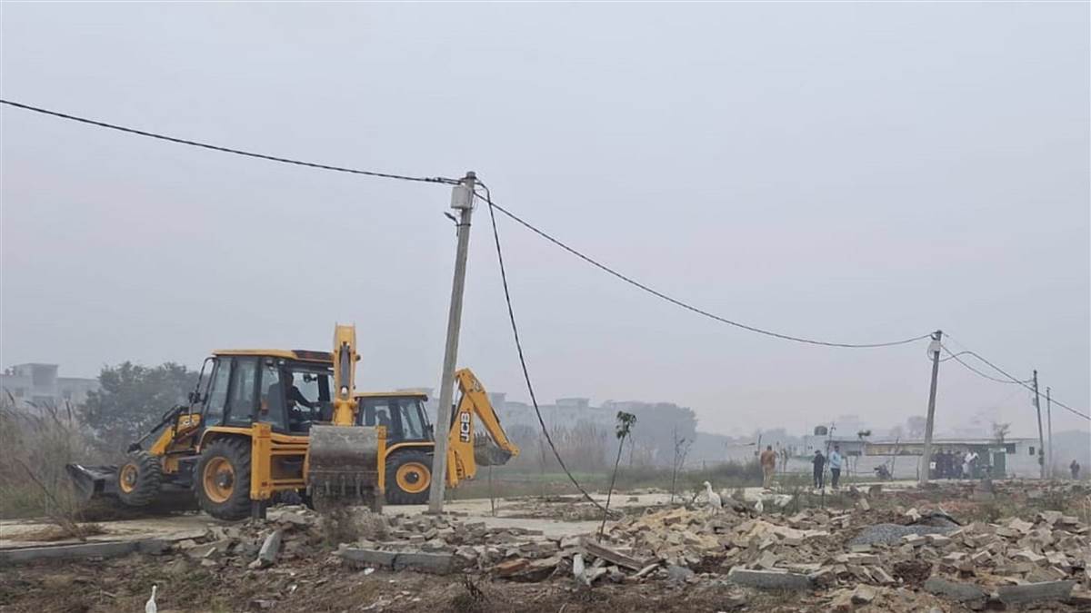 ncr bulldozer action jdas bulldozer destroys illegal colony in ghaziabad