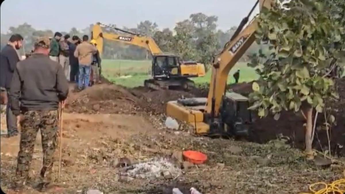 under construction well collapse in chhindwara madhya pradesh 1 women and 2 men are trapped