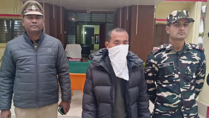 सोनौली कोतवाली में चीनी नागरिक के साथ पुलिस व एसएसबी की संयुक्त टीम। जागरण
