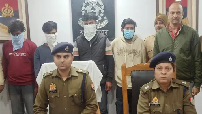 गिरफ्तार साइबर अपराधियों के बारे में जानकारी देते पुलिस अधीक्षक विकास कुमार व एएसपी नम्रिता श्रीवास्तव -सौ. पुलिस मीडिया सेल
