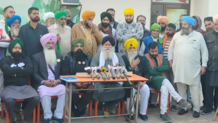 खनौरी बार्डर पर 111 किसानों के आमरण अनशन पर बैठने का एलान करते हुए किसान नेता।