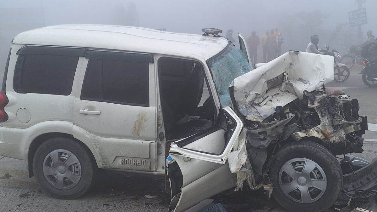 haryana police vehicle carrying accused accidented in meerut district sub inspector and cop injured