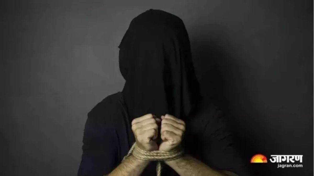 brutal hostage situation businessman held at knifepoint demanded 50 lakhs agra crime news