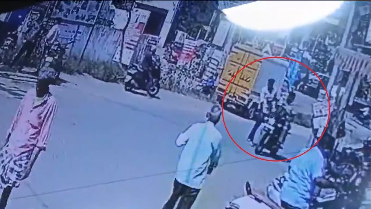 Tamil Nadu: कोयंबटूर में सड़क पार कर रहे युवक को पुलिसकर्मी ने मारा जोरदार तमाचा, वीडियो हुआ वायरल