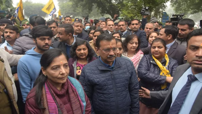 Delhi Chunav 2025: केजरीवाल अपनी पत्नी के साथ नामांकन करने पहुंचे हैं। जागरण फोटो