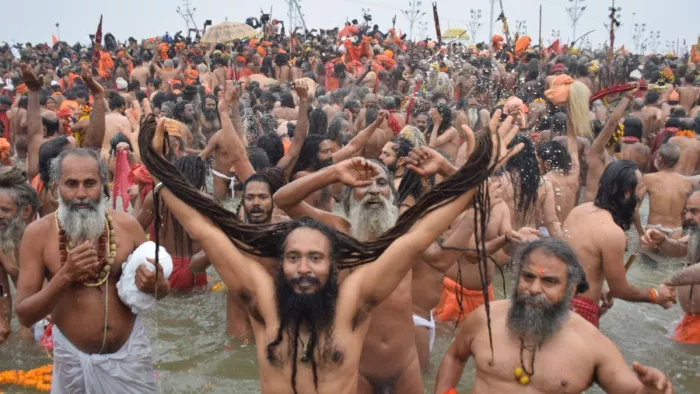 अमृत स्नान करते साधु (फोटो- दैनिक जागरण)