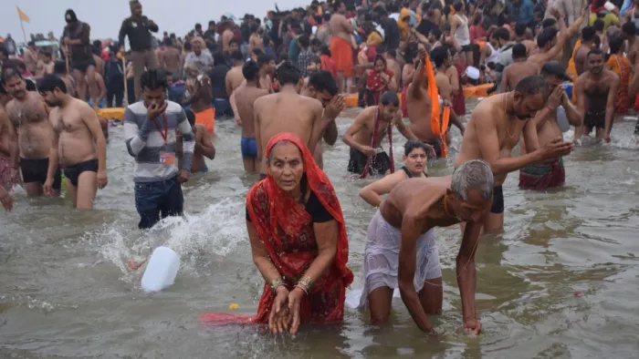 संगम तट पर अमृत स्नान करते लोग।-रंगनाथ तिवारी