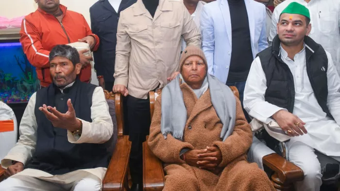 पशुपति पारस के साथ लालू यादव और तेज प्रताप यादव। फोटो- ANI