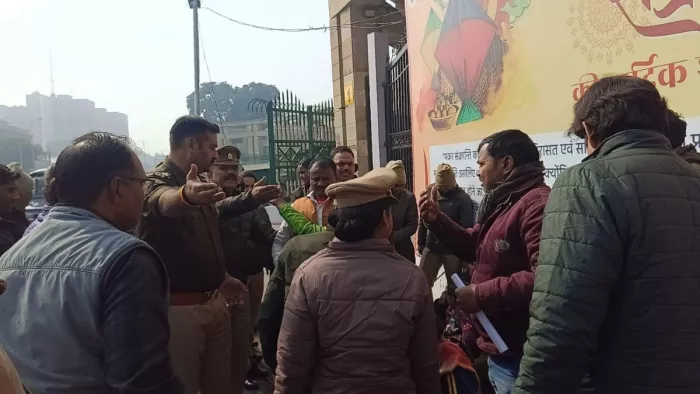 विधानभवन के बाहर आत्मदाह के लिए पहुंचे एक परिवार के 14 सदस्य