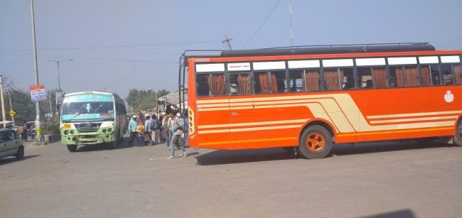 एंट्री फीस से बचने के लिए अड्डे के बाहर रुक रहीं प्राइवेट बसें - Private  Buses theft Entry Fee - Punjab Tarantaran General News