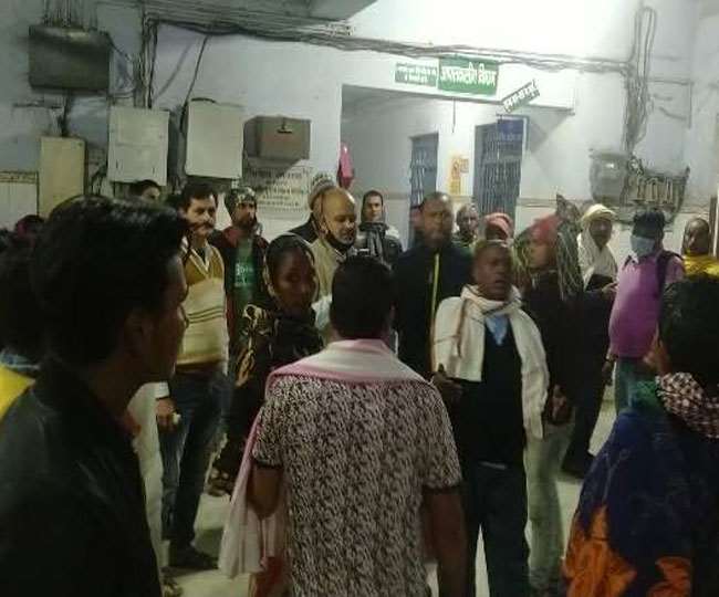 people did chaos in chhapra sadar hospital due to lack of stretcher tried to break icu bed