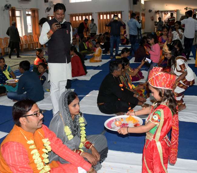 भागलपुर में मातृ-पितृ पूजन दिवस पर आयोजित कार्यक्रम में अपने माता-पिता की पूजा करती बच्‍ची।