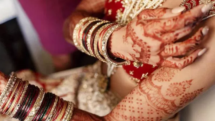Shubh Vivah: काला रंग शुभ न होने के बावजूद नई नवेली दुल्हन क्यों पहनती हैं काली चूड़ियां, जानें कारण