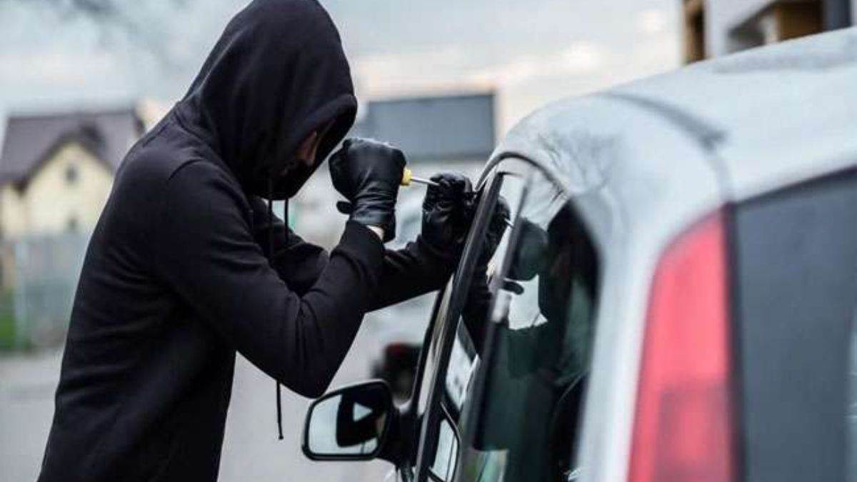 https://www.jagranimages.com/images/newimg/15022023/15_02_2023-car_stolen_1_23329958_111158202.jpg