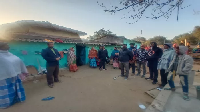 घटना के बाद मृत महिला के घर के बाहर लोगों का जमावड़ा