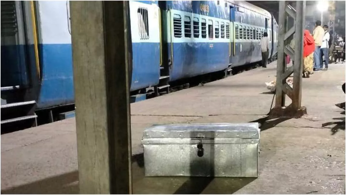 धनबाद-पटना इंटरसिटी से बक्से में बंद शव बरामद, रस्सी से गला घोंटकर हत्या करने की आशंका