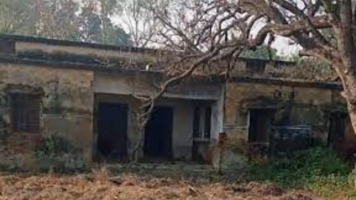 Gadhawa: खंडहर बने दर्जनों सरकारी भवन, कहीं गौशाला तो कहीं लोगों का बना आशियाना, भूत बंगला बना चिकित्सक आवास
