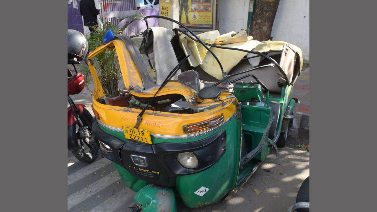https://www.jagranimages.com/images/newimg/15022023/15_02_2023-south_delhi_accident_23330521.jpg