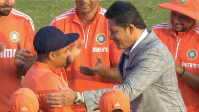 अनिल कुंबले ने सरफराज खान को दी बधाई। फोटो- BCCI