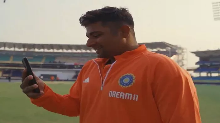 डेब्यू के बाद Sarfaraz khan ने छोटे भाई Musheer Khan से वीडियो कॉल पर की बात