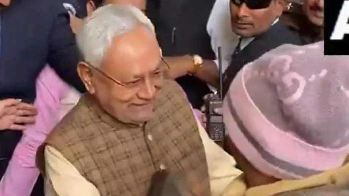 VIDEO : सियासी 'तलाक' के बाद पहली बार मिले लालू-नीतीश, तेजस्वी के सामने हाथ जोड़कर...