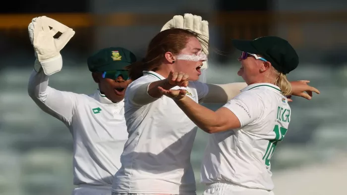 SA vs AUS W Test: कंगारू गेंदबाजों ने बरपा कहर, अफ्रीका को 76 रन पर किया ढेर